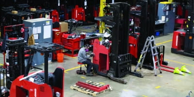 Technician working in the Raymond Storage Concepts Cincinnati branch warehouse shop to refurbish used Raymond Renewed forklifts